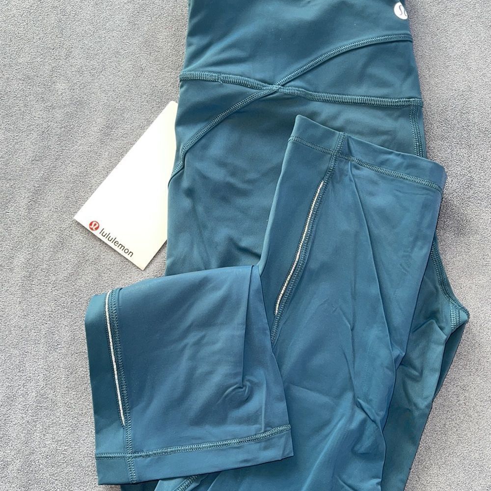 Lululemon hot pursuit HR crop 21” - Picture 7 of 9